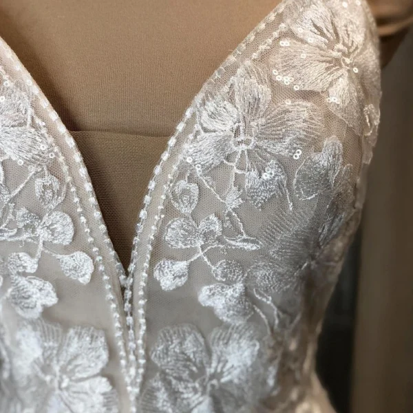 Elegant Light Champagne A-Line Lace Appliques Wedding Dress V-Neck Sleeveless Beading Bridal Gown Ivory Spagetti Straps Open - Image 3