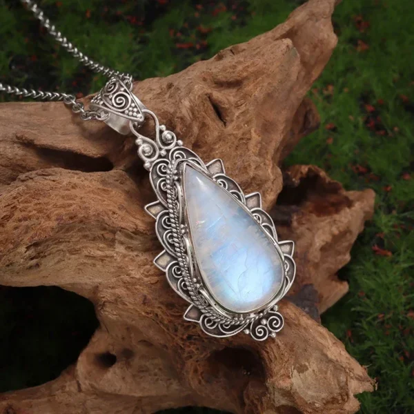 Retro Water Drop Gemstone Pendant Necklace for Women Elegant Fashion Clavicle Chain New Year Jewelry Gift